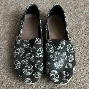 Madden Girl Black/White Flowered Skull Print Slip-Ons